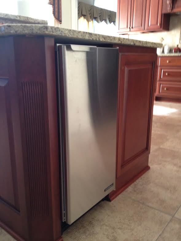 Hoshizaki AM-50BAJ-DS, 51 Lbs Ice/24Hr Top-Hat Ice Cuber w/ Built-In Bin (cabinet door)